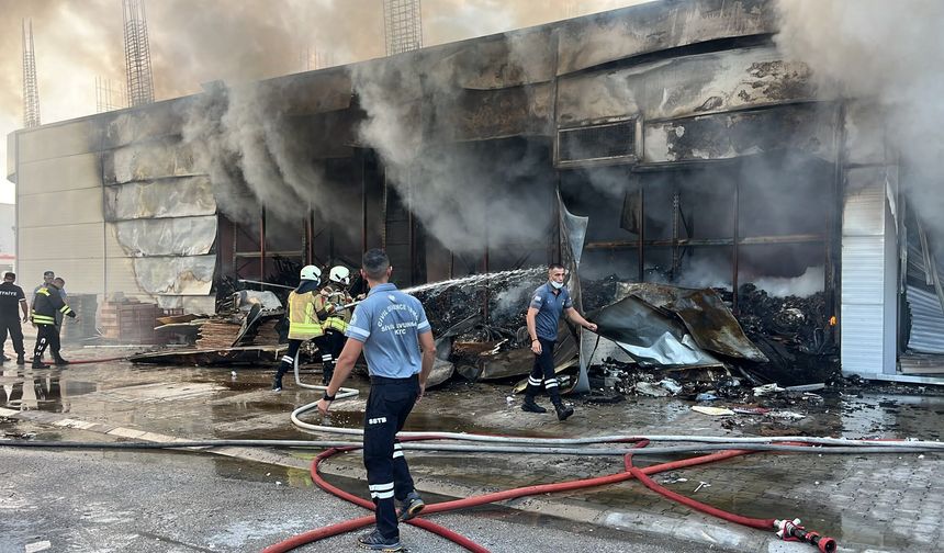 Alayköy Sanayi Bölgesi'nde yangın...İlk belirleme göre 600 metrekarelik alandaki elektrik malzemeleri küle döndü