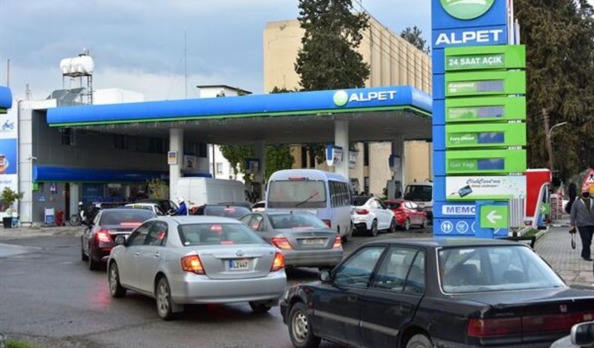 Kıbrıslı Rumlar benzin için KKTC'ye geçiyor